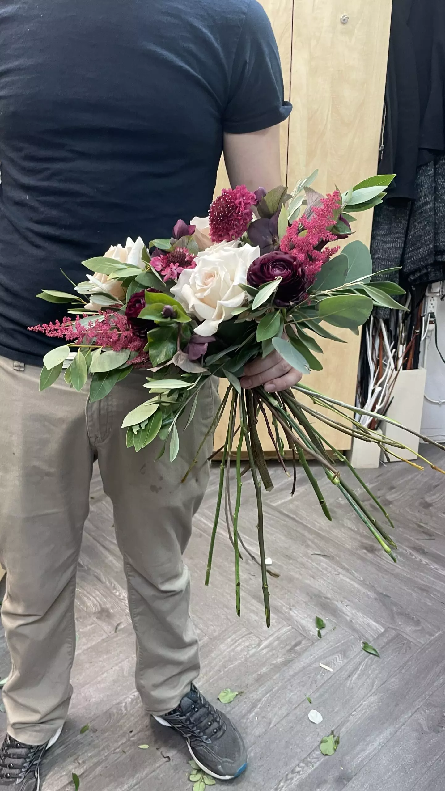 bouquet rond de fleurs creme, bourgogne, roses