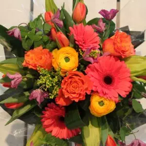 bouquet rond, gerberas corail, renoncule jaune, rose orange