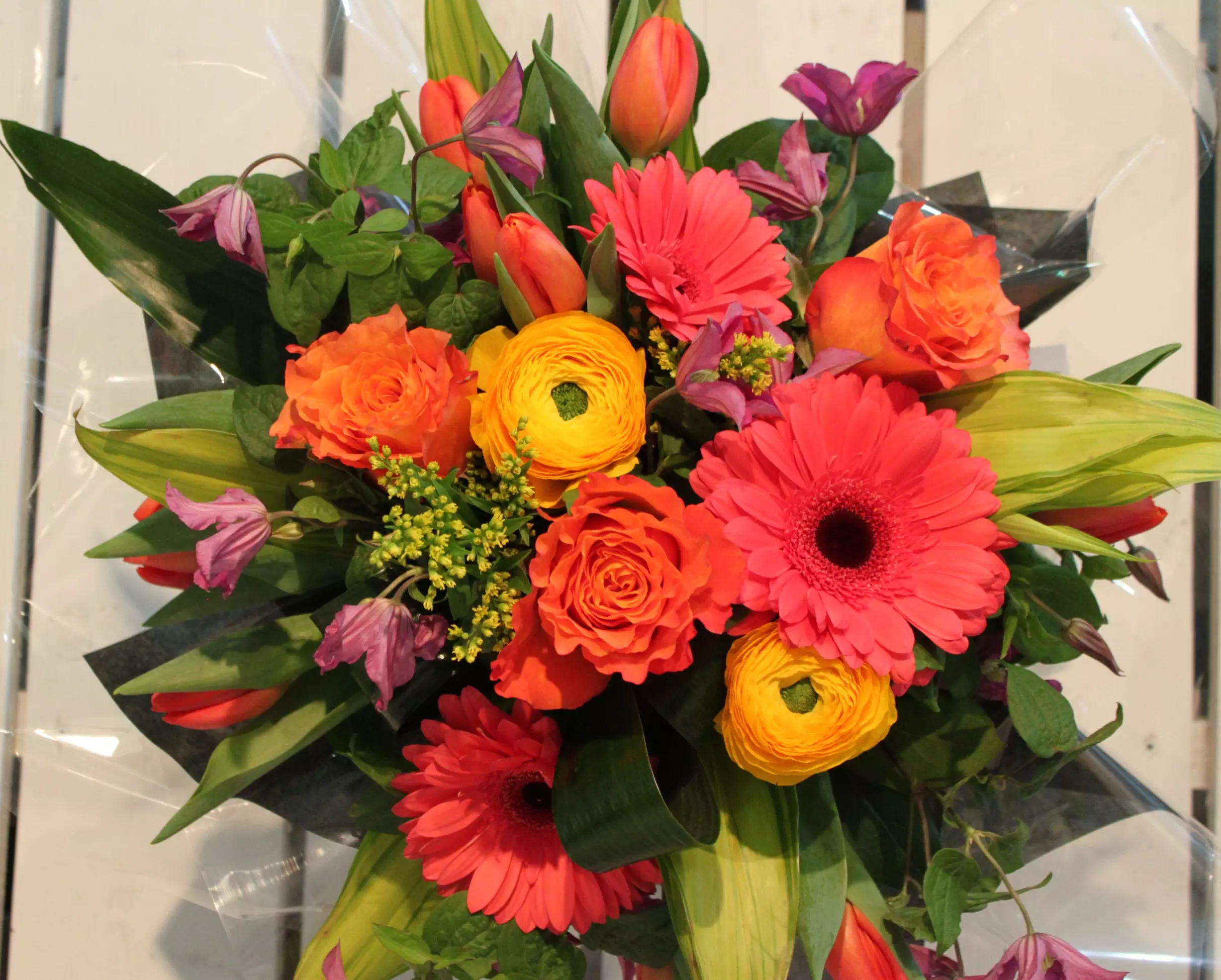 bouquet rond, gerberas corail, renoncule jaune, rose orange